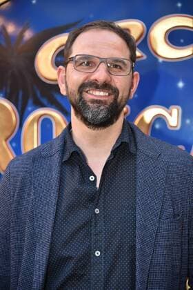 Fussball Trainer Stefan Ruthenbeck mit Brille kommt am 12.04.2018 zur Premiere des Circus Roncalli in Köln.