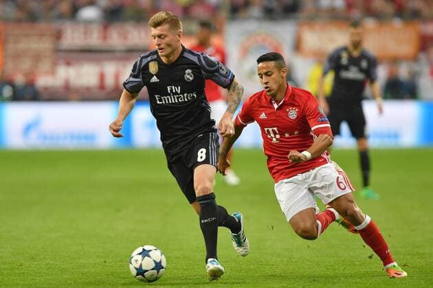 Der FC Bayern trifft im Champions League Halbfinale auf Real Madrid. Archivfoto; Toni KROOS (Real Madrid),Aktion,Zweikampf gegen Thiago ALCANTARA (FCB). FC Bayern Muenchen-Real Madrid 1-2, Fussball Champions League Viertelfinale am 12.04.2017. A L L I A N Z A R E N A. Â