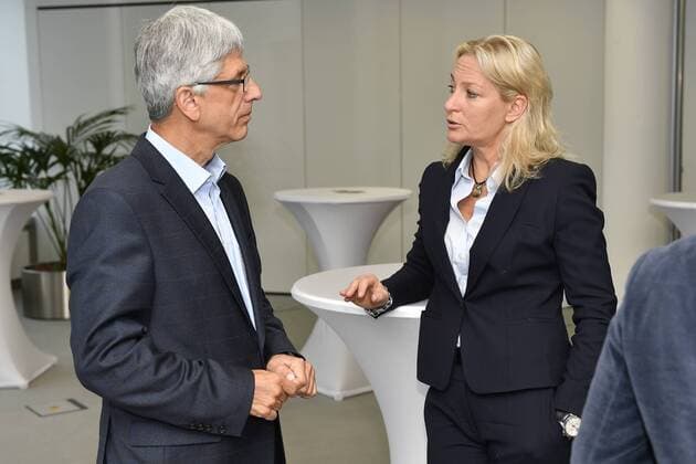 13.04.2018 - Tennis - WTA Tennis Damen Turnier NÜRNBERGER Versicherungscup 2018 - Pressetermin Pressekonferenz - Präsentation Spielerfeld - - Dr. Armin Zitzmann ( Vorstandsvorsitzender NÜRNBERGER Versicherung ) im Gespräch mit Barbara Rittner ( Turnierbotschafterin )
