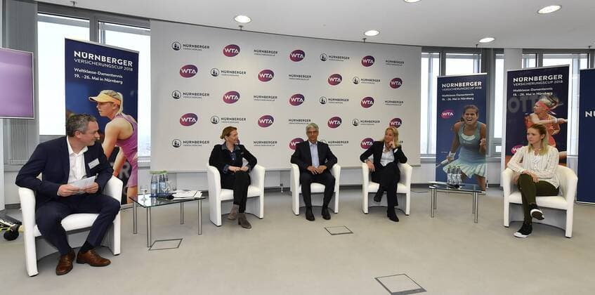 13.04.2018 - Tennis - WTA Tennis Damen Turnier NÜRNBERGER Versicherungscup 2018 - Pressetermin Pressekonferenz - Präsentation Spielerfeld - - Impression Gesprächsrunde - von links : Achim Fessler ( Pressebüro NÜRNBERGER Versicherungscup ) Barbara Rittner ( Turnierbotschafterin ) Dr. Armin Zitzmann ( Vorstandsvorsitzender NÜRNBERGER Versicherung ) Barbara Rittner ( Turnierbotschafterin ) Katharina Hobgarski