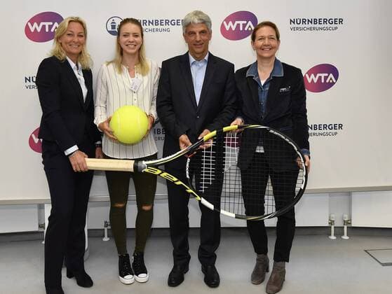13.04.2018 - Tennis - WTA Tennis Damen Turnier NÜRNBERGER Versicherungscup 2018 - Pressetermin Pressekonferenz - Präsentation Spielerfeld - - von links : Barbara Rittner ( Turnierbotschafterin ) Katharina Hobgarski Dr. Armin Zitzmann ( Vorstandsvorsitzender NÜRNBERGER Versicherung ) Sandra Reichel ( Turnierdirektorin )