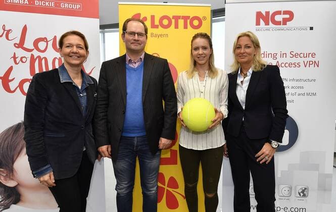 13.04.2018 - Tennis - WTA Tennis Damen Turnier NÜRNBERGER Versicherungscup 2018 - Pressetermin Pressekonferenz - Präsentation Spielerfeld - - Gruppenbild mit Sandra Reichel ( Turnierdirektorin ) Katharina Hobgarski Barbara Rittner ( Turnierbotschafterin ) mit einem Vertreter des Sponsors LOTTO BAYERN
