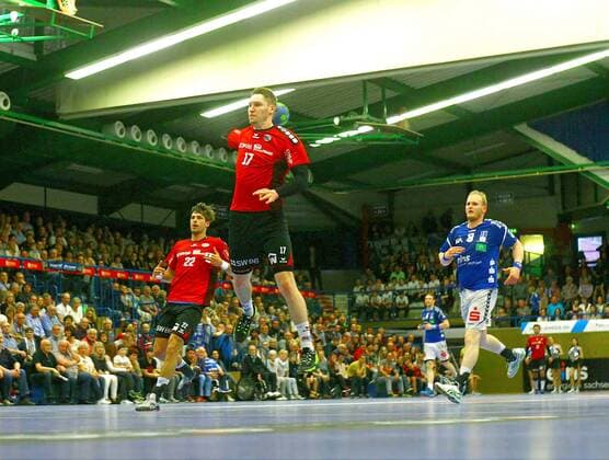 Torwurf von Gerdas Babarskas (Bietigheim) , hinten Paco Barthe (Bietigheim) und Bengt Bornhorn (Aue) Handball 2.Liga 2017 18 EHV Aue - SG BBM Bietigheim am 13.4.2018 EHV Aue - SG BBM Bietigheim