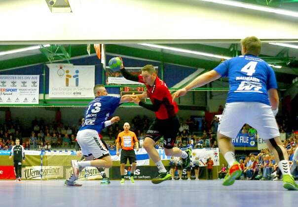 Gerdas Babarskas (Bietigheim) setzt sich gegen Mindaugas Dumcius (Aue) durch und erzielt gleich einen seiner Treffer, rechts Sebastian Naumann (Aue) Handball 2.Liga 2017 18 EHV Aue - SG BBM Bietigheim am 13.4.2018 EHV Aue - SG BBM Bietigheim