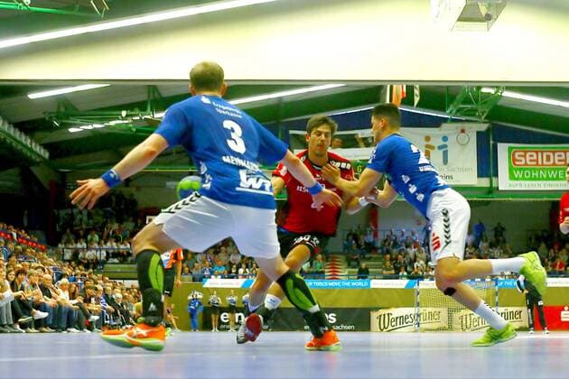 Paco Barthe (Bietigheim) sucht die Lücke zwischen Eric Meinhardt (Aue) und Philip Jungemann (Aue) Handball 2.Liga 2017 18 EHV Aue - SG BBM Bietigheim am 13.4.2018 EHV Aue - SG BBM Bietigheim