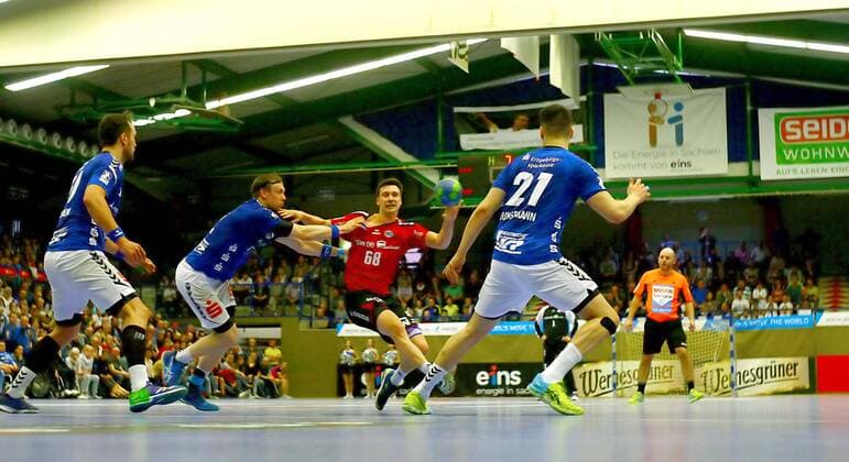 Max Emanuel (Bietigheim) sucht die Lücke zwischen Kevin Roch (Aue) und Philip Jungemann (Aue) , ganz links Marc Pechstein (Aue) Handball 2.Liga 2017 18 EHV Aue - SG BBM Bietigheim am 13.4.2018 EHV Aue - SG BBM Bietigheim