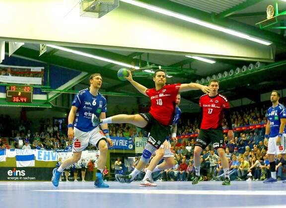 Torwurf von Panagiotis Erifopoulos (Bietigheim) , links Kevin Roch (Aue) , rechts Gerdas Babarskas (Bietigheim) und Marc Pechstein (Aue) Handball 2.Liga 2017 18 EHV Aue - SG BBM Bietigheim am 13.4.2018 EHV Aue - SG BBM Bietigheim