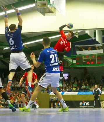 Sprungwurf von Felix König (Bietigheim) , links Kevin Roch (Aue) und Philip Jungemann (Aue) Handball 2.Liga 2017 18 EHV Aue - SG BBM Bietigheim am 13.4.2018 EHV Aue - SG BBM Bietigheim