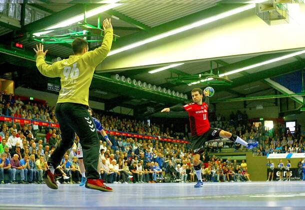 Per Siebenmeter Christian Schäfer (Bietigheim) Torhüter Eric Töpfer (Aue) Handball 2.Liga 2017 18 EHV Aue - SG BBM Bietigheim am 13.4.2018 EHV Aue - SG BBM Bietigheim