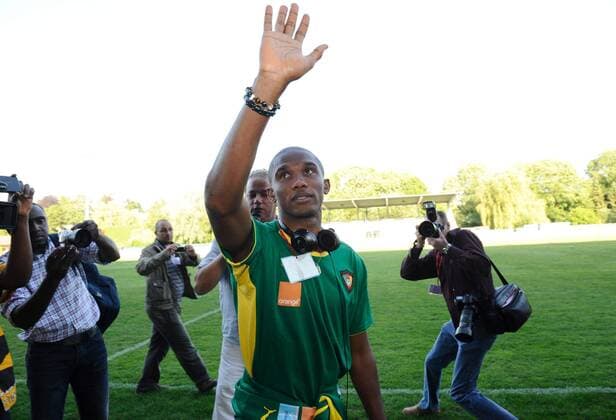 20090502 - TUBIZE, BELGIUM: Cameroon s Samuel Eto o greets the public before a friendly soccer game, AFC Tubize vs the national team Nationalteam of Cameroon, Tuesday 02 June 2009, in Tubize. JOHNxTHYS  x14049525x