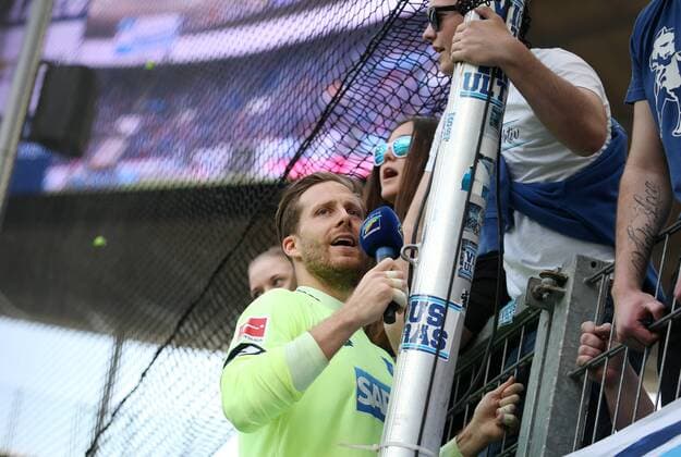 Fussball 1. Bundesliga: TSG 1899 Hoffenheim - Hamburger SV, 30. Spieltag am 14.04.2018 in der Wirsol Rhein Neckar Arena, xmdx, 2-0 sieg fuer 1899 Hoffenheim, siegerjubel, Oliver BAUMANN (1, Tor, 1899 Hoffenheim) auf dem zaun bei den fans, TSG 1899 Hoffenheim - Hamburger SV *** Soccer 1 Bundesliga TSG 1899 Hoffenheim Hamburger SV 30 Day at 14 04 2018 in the Wirsol Rhein Neckar Arena xmdx 2 0 victory for 1899 Hoffenheim winner Oliver BUUMANN 1 goal 1899 Hoffenheim on the fence with the fans TSG 1899 Hoffenheim Hamburger SV