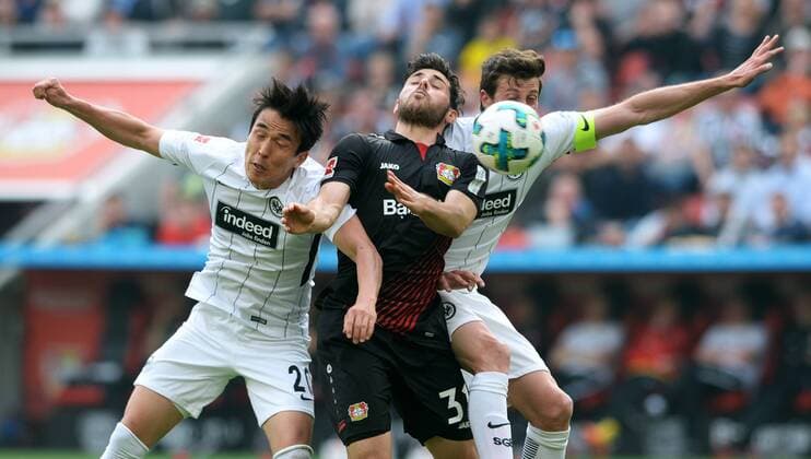 Fussball, Bundesliga, Deutschland, Herren, Saison 2017 2018, 30. Spieltag, BayArena Leverkusen, Bayer Leverkusen (schwarz) - Eintracht Frankfurt (weiss) 4:1; Kevin Volland (LEV), David Angel Abraham (Eintracht), Makoto Hasebe (Eintracht), Aktion. *** Soccer Bundesliga Germany Men Season 2017 2018 30 Round of the Game BayArena Leverkusen Bayer Leverkusen black Eintracht Frankfurt white 4 1 Kevin Volland LEV David Angel Abraham Eintracht Makoto Hasebe Eintracht