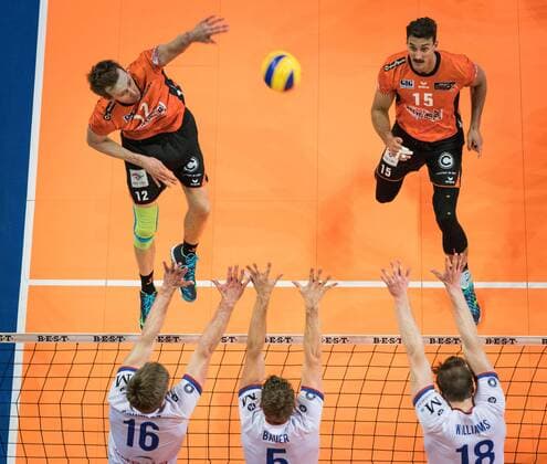 Themen der Woche - SPORT KW15 Berlin, Deutschland, 14.04.2018: Paul Carroll (BR Volleys 12) gegen den Block aus Sebastian Schwarz (RheinMain Volleys 16), Lukas Bauer (RheinMain Volleys 5) und Lincoln Alexander Williams (RheinMain Volleys 18) beim Play-Off Halbfinale Spiel 1 der Volleyball Bundesliga zwischen Berlin Recycling Volleys und United Volleys Rhein-Main. *** Berlin Germany 14 04 2018 Paul Carroll BR Volleys 12 against the block from Sebastian Schwarz RheinMain Volleys 16 Lukas Bauer RheinMain Volleys 5 and Lincoln Alexander Williams RheinMain Volleys 18 at the Play Off Semifinals Game 1 of the Volleyball Bundesliga between Berlin Recycling Volleys and United Volleys Rhein Main