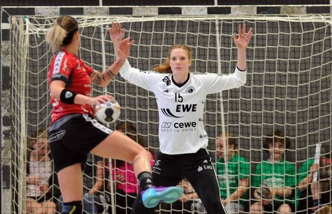 Laura Nicoleta Vasilescu (HSG Bad Wildungen Vipers) beim Wurf; Madita Kohorst (Torfrau VfL Oldenburg) (hinten) -- Handball --- 1. Bundesliga Frauen --- HSG Bad Wildungen Vipers vs VfL Oldenburg --- 14.04.2018, Bad Wildungen Copyright: xSippel xEibner-Pressefotox EP_rsl