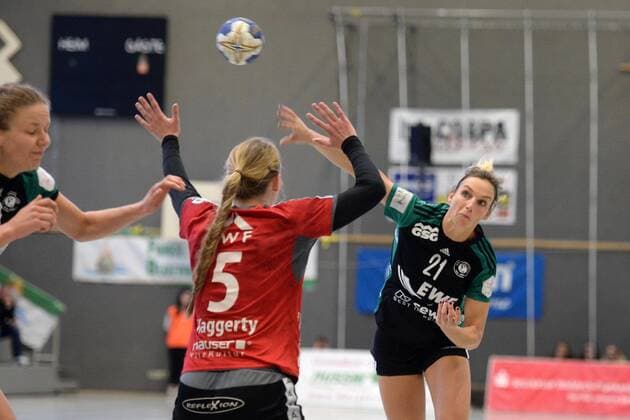 Angie Geschke (VfL Oldenburg) beim Wurf; Tamara Haggerty (HSG Bad Wildungen Vipers) (NR 5), Cara Hartstock (VfL Oldenburg )(L) -- Handball --- 1. Bundesliga Frauen --- HSG Bad Wildungen Vipers vs VfL Oldenburg --- 14.04.2018, Bad Wildungen Copyright: xSippel xEibner-Pressefotox EP_rsl