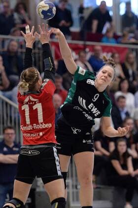 Julia Wenzl (VfL Oldenburg) beim Wurf; Miranda Schmidt-Robben (HSG Bad Wildungen Vipers) (NR 11) -- Handball --- 1. Bundesliga Frauen --- HSG Bad Wildungen Vipers vs VfL Oldenburg --- 14.04.2018, Bad Wildungen Copyright: xSippel xEibner-Pressefotox EP_rsl