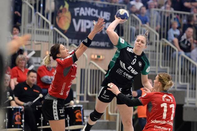 Julia Wenzl (VfL Oldenburg) beim Wurf; Laura Nicoleta Vasilescu (HSG Bad Wildungen Vipers) (L) und Miranda Schmidt-Robben (HSG Bad Wildungen Vipers) (R) -- Handball --- 1. Bundesliga Frauen --- HSG Bad Wildungen Vipers vs VfL Oldenburg --- 14.04.2018, Bad Wildungen Copyright: xSippel xEibner-Pressefotox EP_rsl