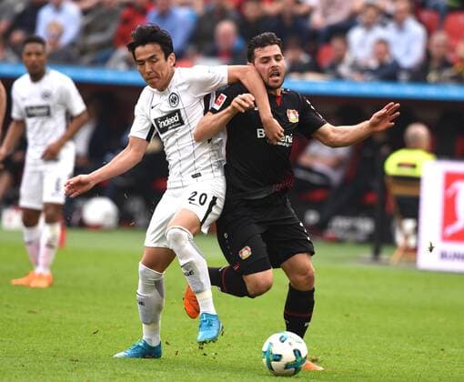 Bayer 04 Leverkusen - Eintracht Frankfurt 4:1 14.04.2018 Makoto Hasebe (Eintracht) Aktion gegen Kevin Volland (LEV) *** Bayer 04 Leverkusen Eintracht Frankfurt 4 1 14 04 2018 Makoto Hasebe Eintracht action against Kevin Volland LEV HM