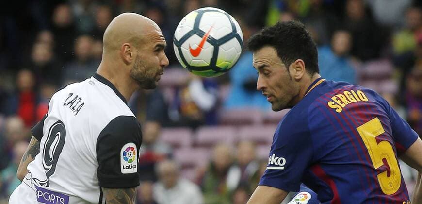 Themen der Woche - SPORT KW15 Bilder des Tages - SPORT Partido de Liga entre el Barcelona y el Valencia en el Camp Nou. En la imagen, Zaza y Busquets.Spanish League match between Barcelona and Valencia. In this picture, Zaza and Busquets. 