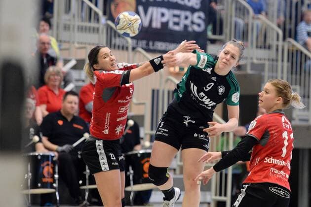 Julia Wenzl (VfL Oldenburg) beim Wurf; Laura Nicoleta Vasilescu (HSG Bad Wildungen Vipers) (L), Miranda Schmidt-Robben (HSG Bad Wildungen Vipers) (R) -- Handball --- 1. Bundesliga Frauen --- HSG Bad Wildungen Vipers vs VfL Oldenburg --- 14.04.2018, Bad Wildungen Copyright: xSippel xEibner-Pressefotox EP_rsl