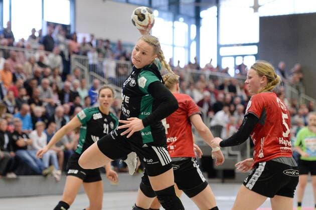 Ann-Kristin Roller (VfL Oldenburg) beim Wurf; Tamara Haggerty (HSG Bad Wildungen Vipers) (R) -- Handball --- 1. Bundesliga Frauen --- HSG Bad Wildungen Vipers vs VfL Oldenburg --- 14.04.2018, Bad Wildungen Copyright: xSippel xEibner-Pressefotox EP_rsl