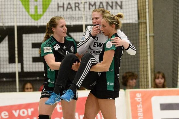 Madita Kohorst (Torfrau VfL Oldenburg) wird verletzt vom Feld getragen, Angie Geschke (R), Julia Wenzl (L) -- Handball --- 1. Bundesliga Frauen --- HSG Bad Wildungen Vipers vs VfL Oldenburg --- 14.04.2018, Bad Wildungen Copyright: xSippel xEibner-Pressefotox EP_rsl