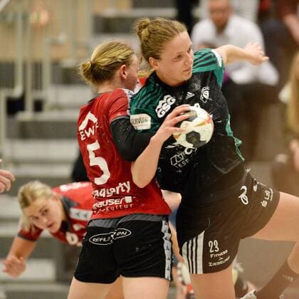 Cara Hartstock (VfL Oldenburg) (am Ball) und Tamara Haggerty (HSG Bad Wildungen Vipers) -- Handball --- 1. Bundesliga Frauen --- HSG Bad Wildungen Vipers vs VfL Oldenburg --- 14.04.2018, Bad Wildungen Copyright: xSippel xEibner-Pressefotox EP_rsl