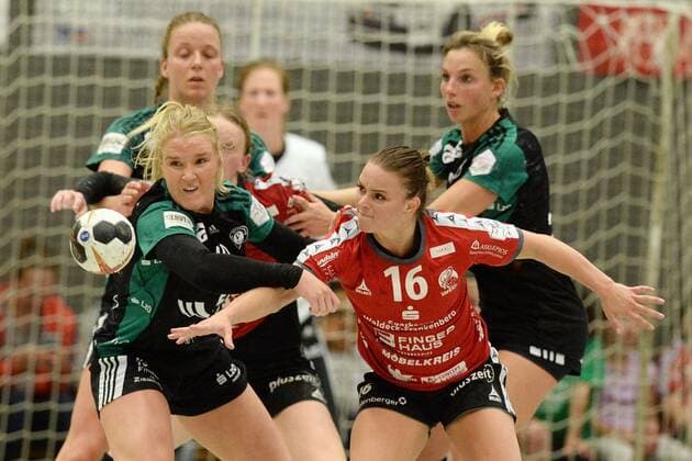 Mariel Stefanie Beugels (HSG Bad Wildungen Vipers) (vorne, R) und Simone Spur Petersen (VfL Oldenburg) (vorne, L), Angie Geschke (VfL Oldenburg) (R, hinten), Cara Hartstock (VfL Oldenburg) (L, hinten) -- Handball --- 1. Bundesliga Frauen --- HSG Bad Wildungen Vipers vs VfL Oldenburg --- 14.04.2018, Bad Wildungen Copyright: xSippel xEibner-Pressefotox EP_rsl