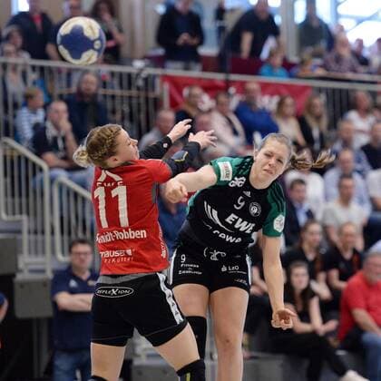 Julia Wenzl (VfL Oldenburg) beim Wurf; Miranda Schmidt-Robben (HSG Bad Wildungen Vipers) (L) -- Handball --- 1. Bundesliga Frauen --- HSG Bad Wildungen Vipers vs VfL Oldenburg --- 14.04.2018, Bad Wildungen Copyright: xSippel xEibner-Pressefotox EP_rsl