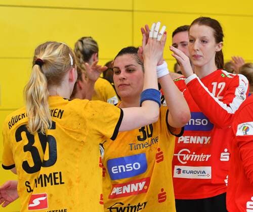 v.l.: Stefanie Hummel klatscht mit Kamila Szczecina (beide Rödertal) ab, Handballclub Rödertal gegen Neckarsulmer Union (Neckarsulm), Handball, 1. Liga der Frauen, 1. Bundesliga, Rödertalbienen, HCR, Großröhrsdorf, Saison 2017 2018, 14.04.2018,
