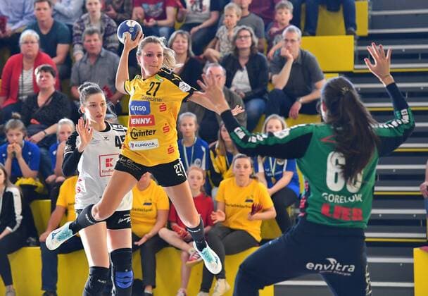 am Ball: Jessica Jander (Rödertal) gegen Torfrau Valeriya Gorelova (Neckarsulm), Handballclub Rödertal gegen Neckarsulmer Union (Neckarsulm), Handball, 1. Liga der Frauen, 1. Bundesliga, Rödertalbienen, HCR, Großröhrsdorf, Saison 2017 2018, 14.04.2018,