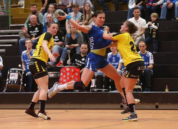 BAU 14.04.2018 Ostfildern Handball TV Nellingen vs. SG BBM Bietigheim, v.l. Annika Blanke (Nellingen),Karolina Kudlacz-Gloc (BBM), Tanja Padutsch (Nellingen)