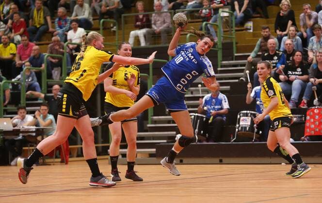 BAU 14.04.2018 Ostfildern Handball TV Nellingen vs. SG BBM Bietigheim, v.l. Anne Bocka (Nellingen), Annika Blanke (Nellingen), Cecilie Woller (BBM)