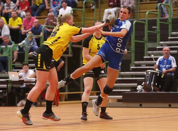 BAU 14.04.2018 Ostfildern Handball TV Nellingen vs. SG BBM Bietigheim, v.l. Anne Bocka (Nellingen), Annika Blanke (Nellingen), Cecilie Woller (BBM)