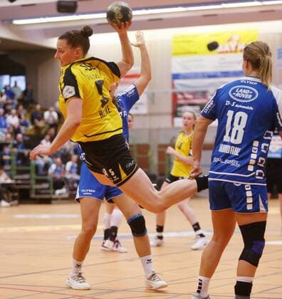 BAU 14.04.2018 Ostfildern Handball TV Nellingen vs. SG BBM Bietigheim, Annika Blanke (Nellingen, oben)