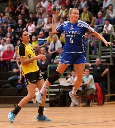 BAU 14.04.2018 Ostfildern Handball TV Nellingen vs. SG BBM Bietigheim, v.l. Isabel Tissekker (Nellingen), Anje Lauenroth (BBM)