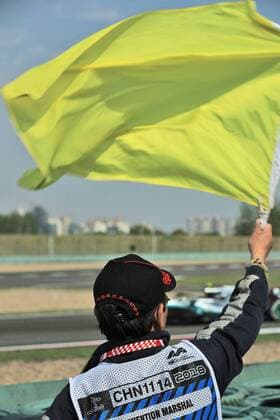 Streckenposten winkt mit der gelben Flagge, Grosser Preis von China 2018, Rennen, Motorsport, Formel 1, 15.04.2018, Shanghai Copyright: xIllman Eibner-Pressefotox EP_ANS