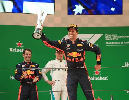 Daniel Ricciardo (Red Bull Racing) bejubelt seinen Sieg mit Pokal, Grosser Preis von China 2018, Rennen, Motorsport, Formel 1, 15.04.2018, Shanghai Copyright: xIllman Eibner-Pressefotox EP_ANS
