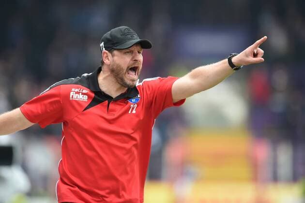 Fußball 3. Liga 34. Spieltag VfL Osnabrück - SC Paderborn 07 am 14.04.2018 an der Bremer Brücke in Osnabrück Trainer Steffen Baumgart (Paderborn) gibt lautstark Anweisungen.