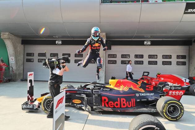 Daniel Ricciardo (Red Bull Racing) bejubelt seinen Sieg, Grosser Preis von China 2018, Rennen, Motorsport, Formel 1, 15.04.2018, Shanghai Copyright: xIllman Eibner-Pressefotox EP_ANS