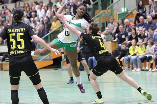 Prudence Kinlend (FRISCH AUF Frauen) setzt sich durch, links Emberovics, rechts Alina Grijseels, beide (BVB Handball) GER, 1.Liga Handball Frauen, BVB Dortmund - FAG Goeppingen Dortmund Copyright: xEIBNER Wolfgang_Stummbilligx EP_EER