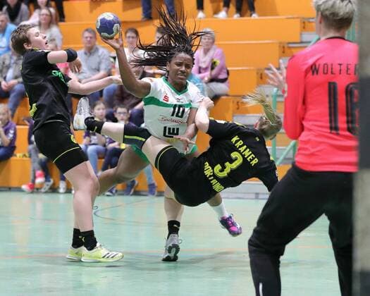 Prudence Kinlend (FRISCH AUF Frauen), rechts Stella Kramer (BVB Handball) GER, 1.Liga Handball Frauen, BVB Dortmund - FAG Goeppingen Dortmund Copyright: xEIBNER Wolfgang_Stummbilligx EP_EER