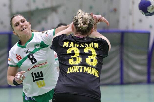 vl. Karin Weigelt (FRISCH AUF Frauen) und Nadja Mansson (BVB Handball) GER, 1.Liga Handball Frauen, BVB Dortmund - FAG Goeppingen Dortmund Copyright: xEIBNER Wolfgang_Stummbilligx EP_EER