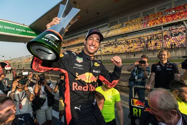Daniel Ricciardo (Red Bull Racing) bejubelt seinen Sieg mit Pokal, Grosser Preis von China 2018, Rennen, Motorsport, Formel 1, 15.04.2018, Shanghai Copyright: xIllman Eibner-Pressefotox EP_ANS