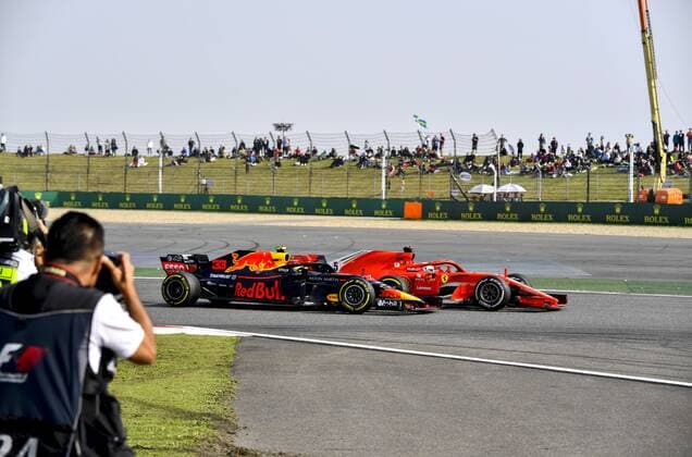Bilder des Tages - SPORT Shanghai: Motorsports: Formula 1 2018 Heineken Chinese Grand Prix Chinese Formula One Grand Prix Shanghai Circuit in Shanghai, China. 33 Max Verstappen (NDL, Red Bull Racing), , 5 Sebastian Vettel (GER, Scuderia Ferrari) Crash Shanghai China
