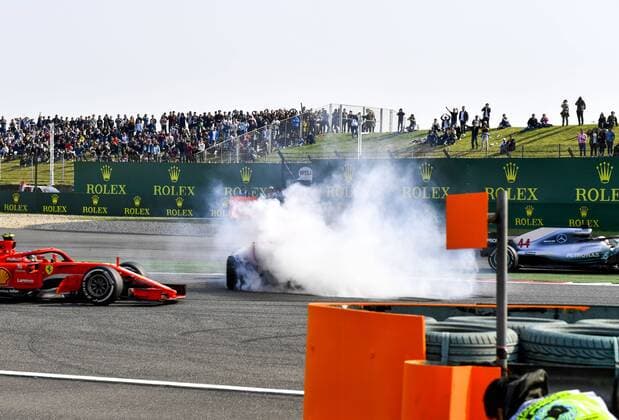 Bilder des Tages - SPORT Shanghai: Motorsports: Formula 1 2018 Heineken Chinese Grand Prix Chinese Formula One Grand Prix Shanghai Circuit in Shanghai, China. 33 Max Verstappen (NDL, Red Bull Racing), , 5 Sebastian Vettel (GER, Scuderia Ferrari) Crash Shanghai China
