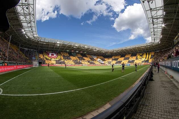 Fußball, Stadiongeschichte SG Dynamo Dresden Große Choreografie zu Beginn des Spiels über Westtribüne und K-Block anlässlich des 65. Vereinsgeburtstages von Dynamo Dresden. 2. Bundesliga, Saison 2017 18, 30. Spieltag, SG Dynamo Dresden - Holstein Kiel, Samstag (14.04.2018), SG Dynamo Dresden vs. Holstein Kiel