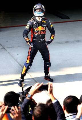 Themen der Woche - SPORT KW15 Bilder des Tages - SPORT (180415) -- SHANGHAI, April 15, 2018 -- Red Bull s driver Daniel Ricciardo of Australia celebrates after winning the Formula One Chinese Grand Prix in Shanghai, east China, April 15, 2018. Daniel Ricciardo claimed the title of the event in 1 hour, 35 minutes and 36.380 seconds. )(dx) (SP)CHINA-SHANGHAI-F1-CHINESE GRAND PRIX (CN) FanxJun 