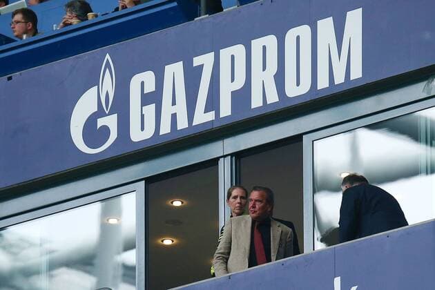 15.04.2018, xkvx, Fussball 1. Bundesliga, FC Schalke 04 - Borussia Dortmund, emspor, v.l. Sigmar Gabriel (SPD), Alt-Kanzler Gerhard Schroeder mit seiner Freundin Koreanerin Soyeon Kim in der GAZPROM Loge Gelsenkirchen *** 15 04 2018 xkvx Football 1 Bundesliga FC Schalke 04 Borussia Dortmund emporer Sigmar Gabriel SPD Former Chancellor Gerhard Schroeder with his girlfriend Korean Soyeon Kim in the GAZPROM Lodge Gelsenkirchen