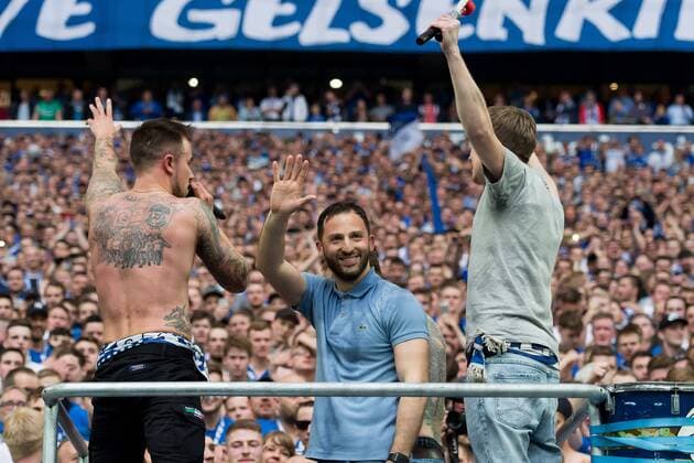 Bilder des Tages - SPORT Gelsenkirchen, Germany 15.04.2018, 1. Bundesliga 30. Spieltag, FC Schalke 04 - BV Borussia Dortmund, Trainer Domenico Tedesco (S04) jubelt nach dem 2:0 sieg mit den Fans in der nordkurve ( DeFodi001